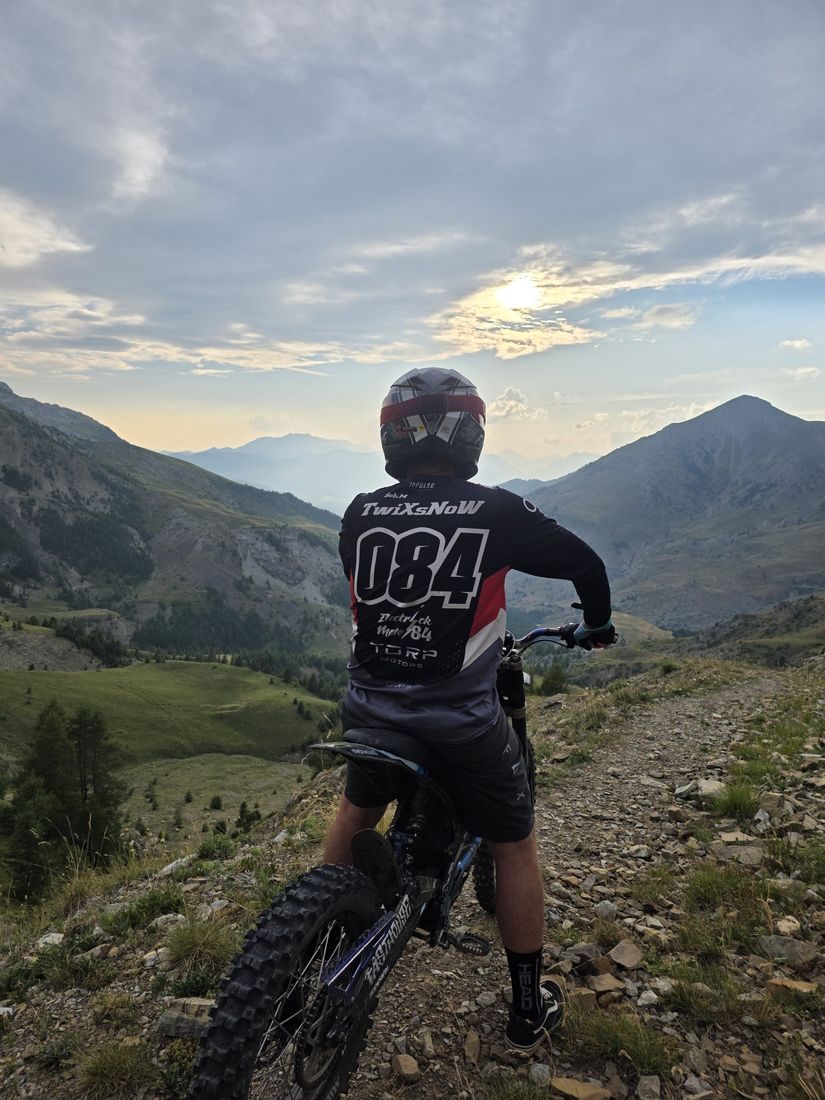 Tenue Impulse Electrick Moto en montagne