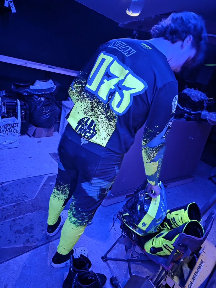 Tenue Impulse personnalisee nom et numero 173