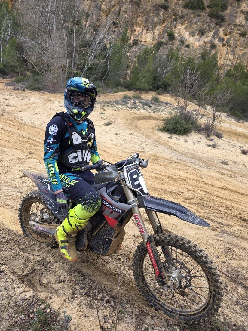 Tenue Impulse sur Stark Varg en terrain sableux