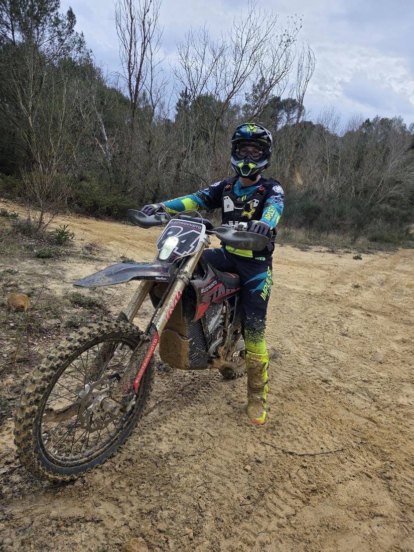 Pilote Electrick Moto en tenue Impulse