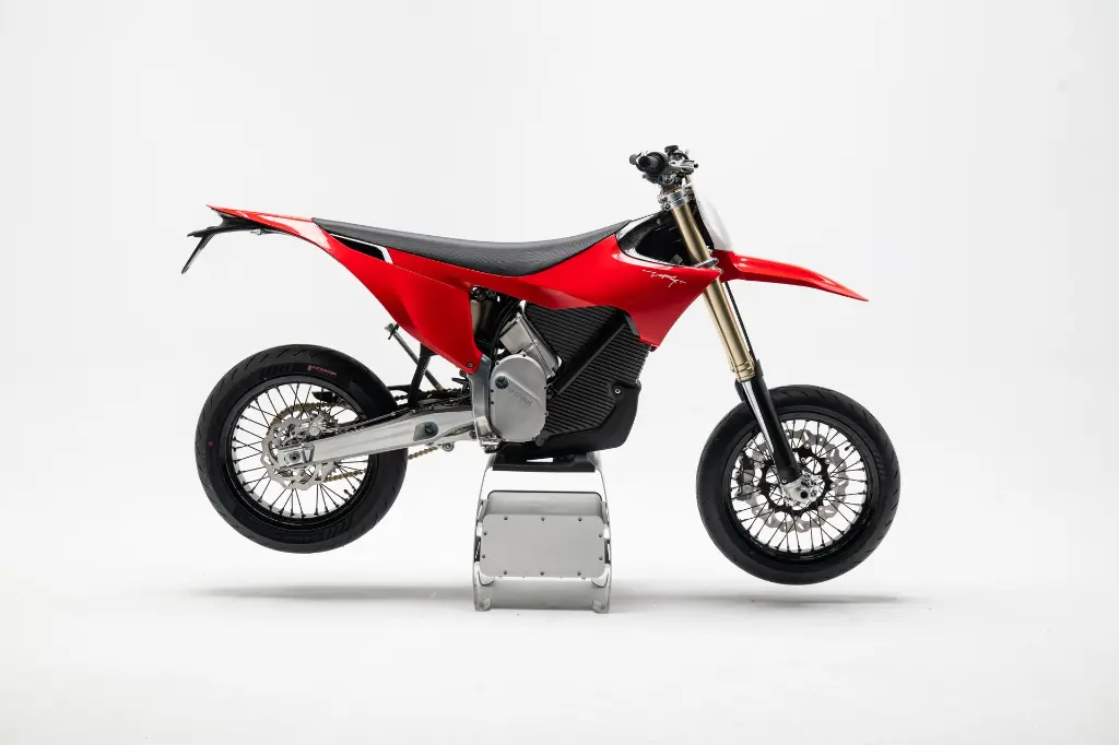 251001_VARGSM_EKHO_RedStarkVARGSM_WhiteStudio_MotorSide_LightsOn_@syovanvliet_89512_HR.webp