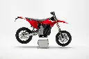 251001_VARGSM_EKHO_RedStarkVARGSM_WhiteStudio_MotorSide_LightsOn_@syovanvliet_89512_HR.webp