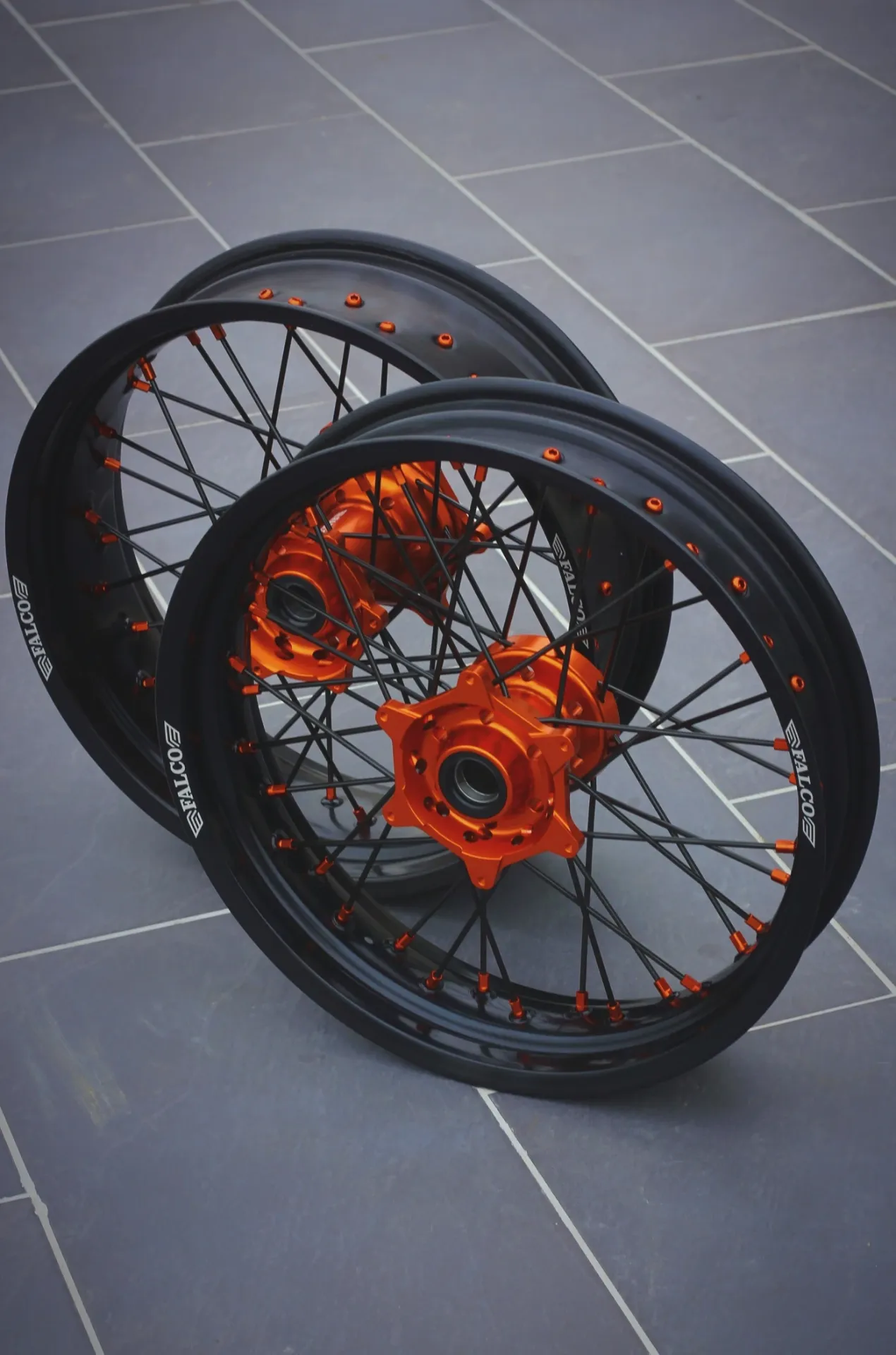 Kit Complet Supermotard Stark Varg 100% personnalisable Falco - 17x3.5 AV et 17x4.5 AR