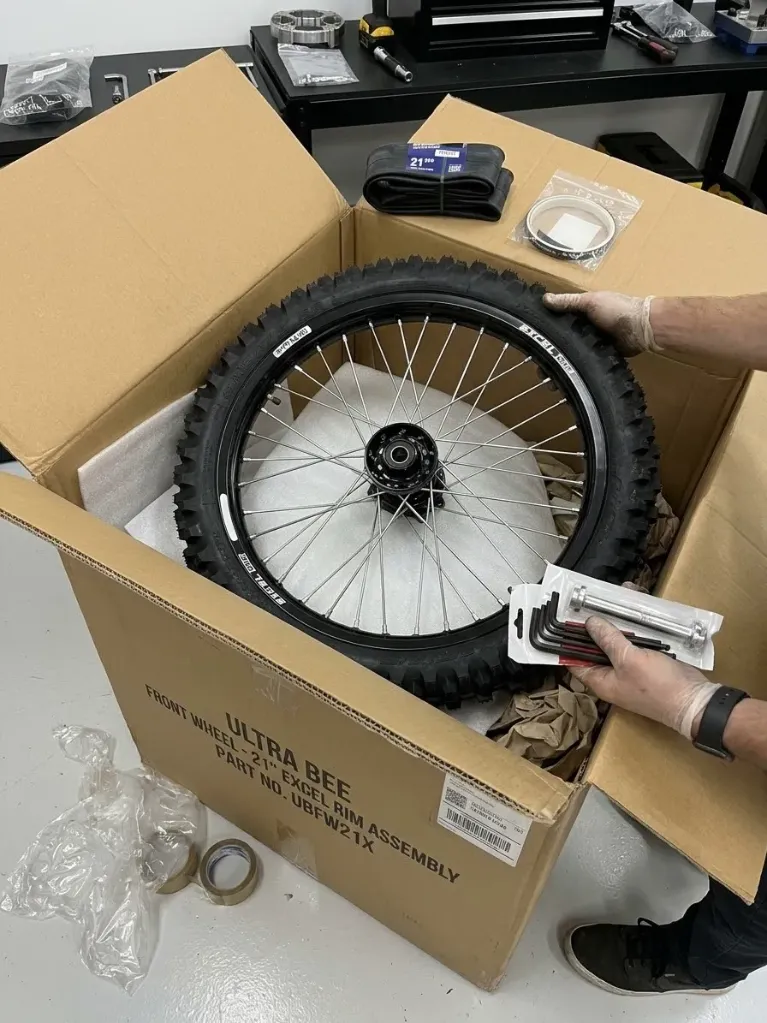 Kit Jante 21" Cerclage EXCEL ONE - jeu de rayons acier 4G + écrous acier, le moyeu noir  + Pneus Enduro - Sur-Ron Ultra Bee (Michelin Tracker 90/90-21)